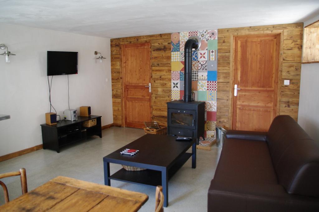 Appartement Dans Chalet De Montagne Bozel Rum bild